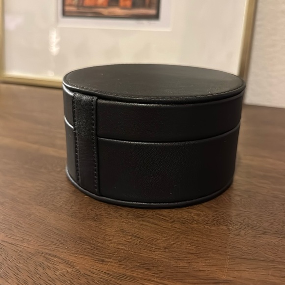 PARACHUTE EUC Black Leather Round Cord Keeper Case Box - Picture 2 of 6